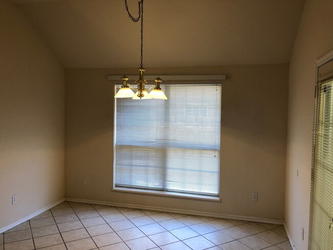 Building Photo - 4 bed in Putnam City! New luxury plank flo...