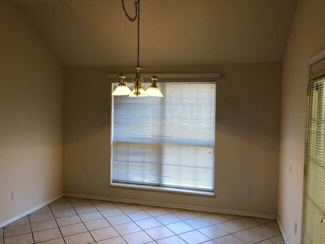 Building Photo - 4 bed in Putnam City! New luxury plank flooring , carpet , paint and new electric range!