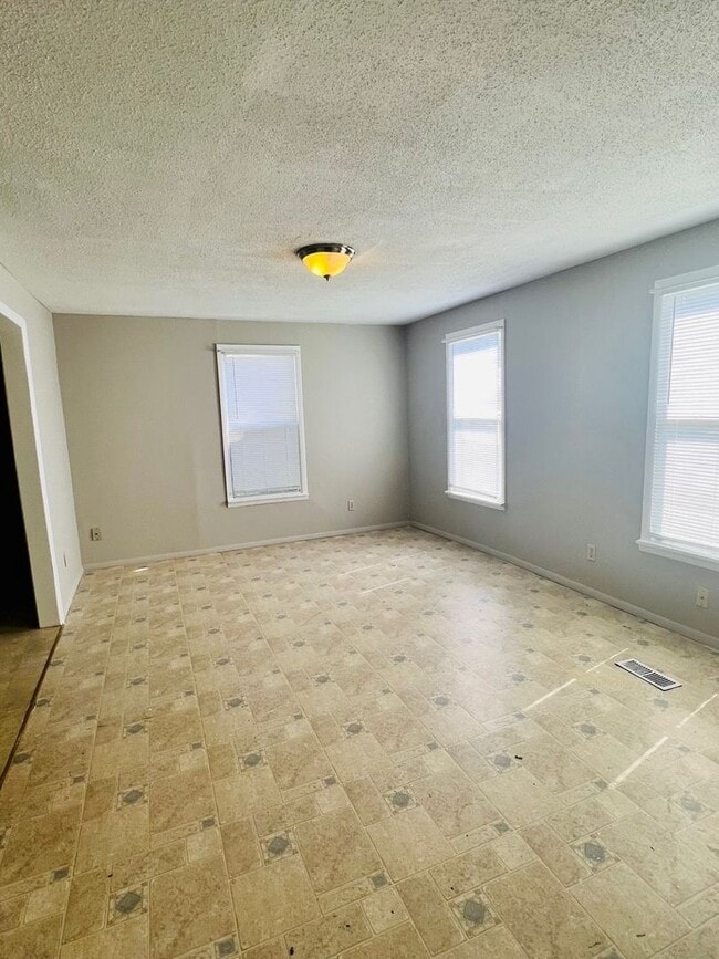 Building Photo - Spacious 2 Story Home