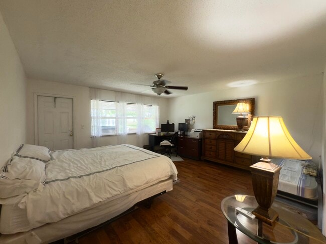 Building Photo - 1177 S Drive Cir