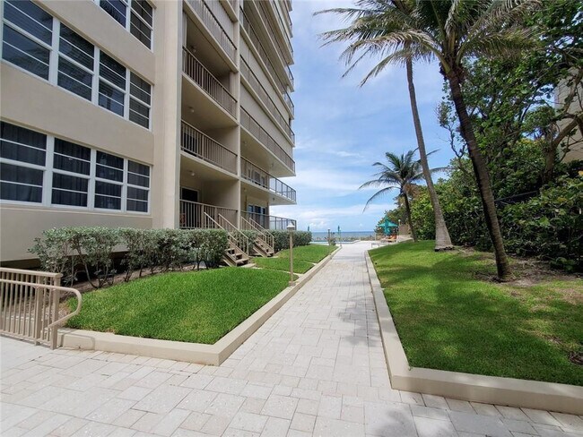 Building Photo - 1021 Hillsboro Mile