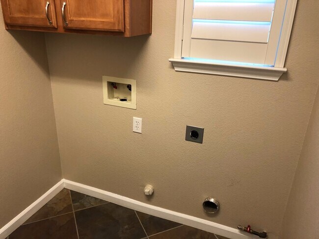 Building Photo - Beautiful 3 B/D 2.5 BA House in Roseville-COMING VERY SOON! ACT FAST AND APPLY NOW AS THIS PROPER...