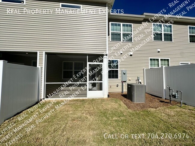 Building Photo - Beautiful 3BR/2.5BA Townhouse in Charlotte!