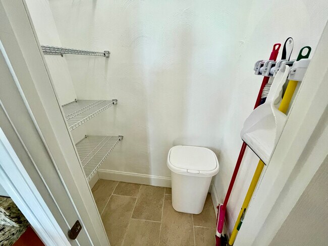 Building Photo - 18 Messenger St