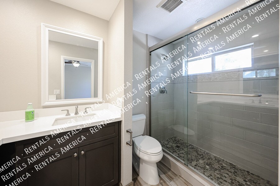 Building Photo - 15811 E Richwood Ave