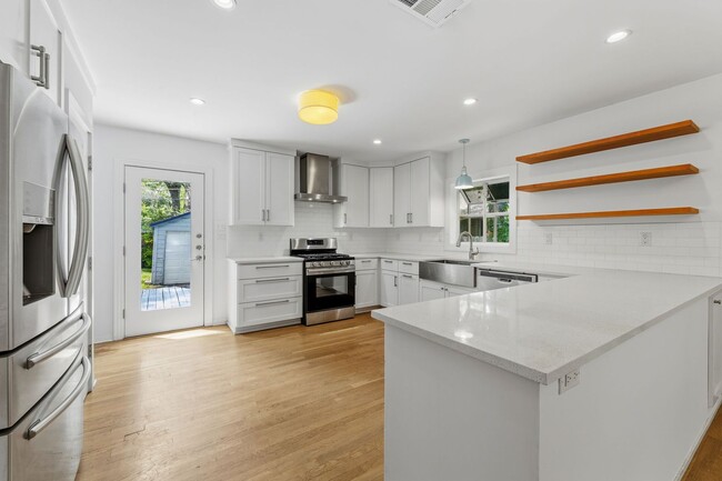 Building Photo - Nicely Updated 3/2 in Hyde Park