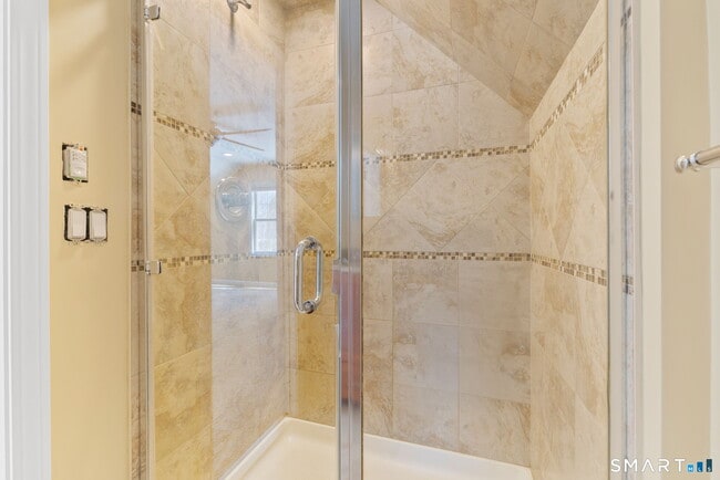 Building Photo - 5 Sunningdale Ln