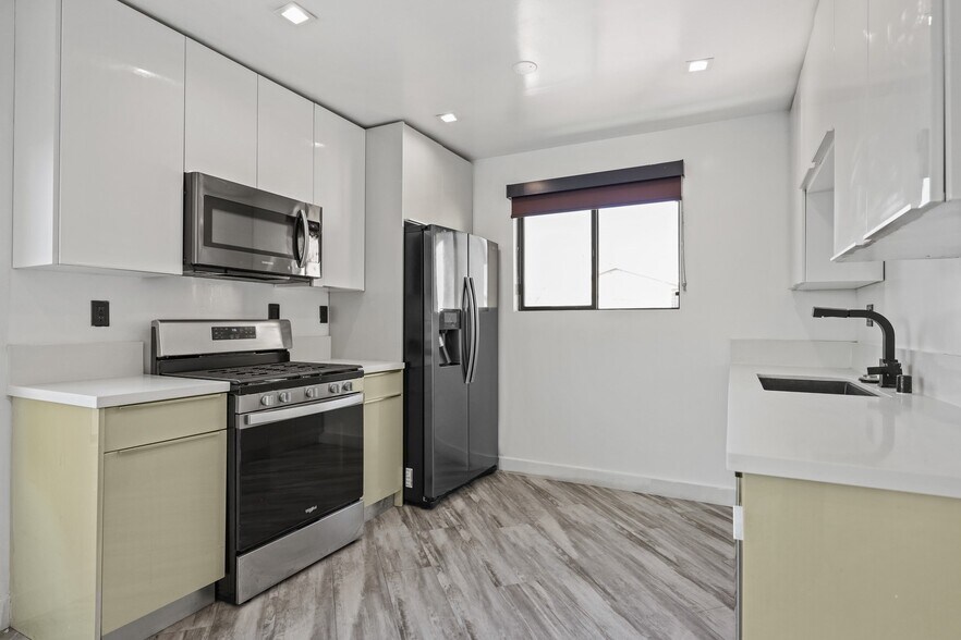 Building Photo - 955 N Oxford Ave