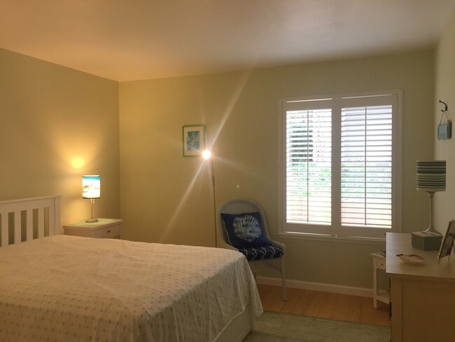 Building Photo - Fully Furnished One-Bedroom in Monterey!