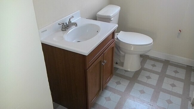 Building Photo - DAYTON, OH - SINGLE HOME - 2 BED, 1 BATH - $825