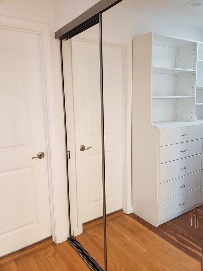 Building Photo - Beautiful Remodeled 3x2 Home in Sunland Pa...