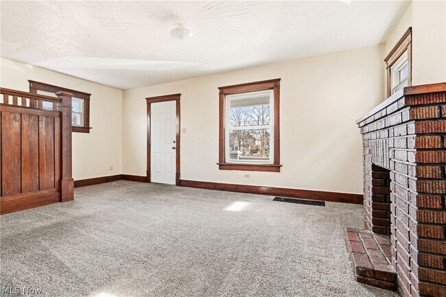 Building Photo - 488 Alexander St