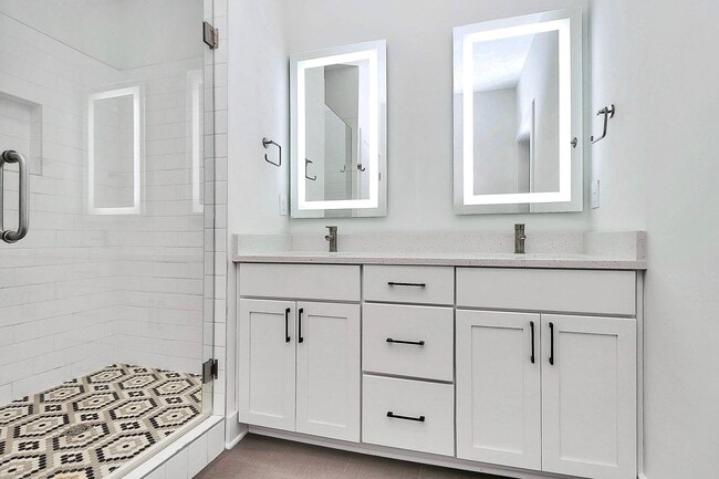 Building Photo - Stunning 3 Bedroom Townhome Near Uptown Ch...