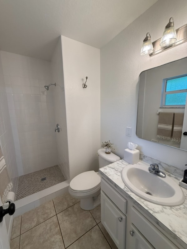 Building Photo - 2370 Lakeview Dr