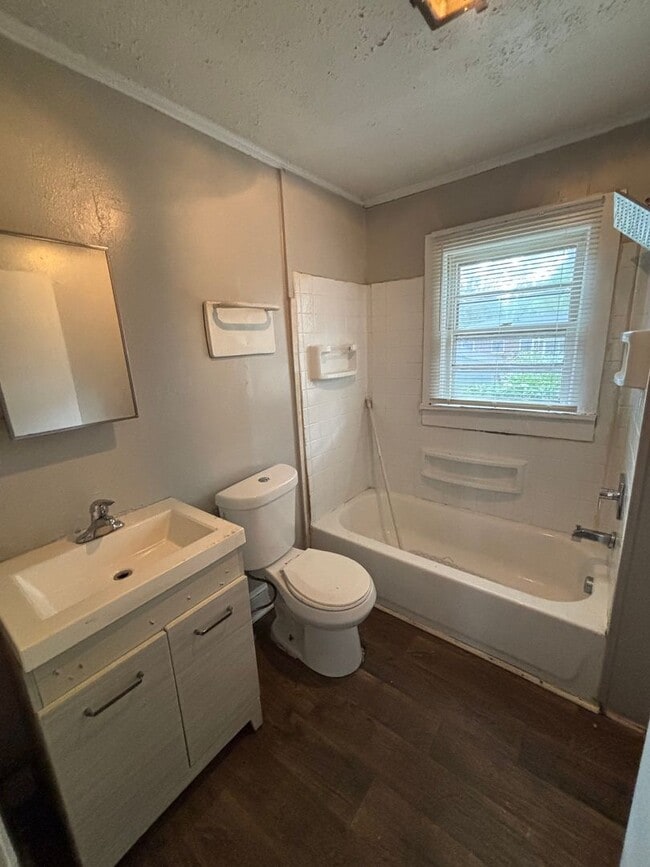 Building Photo - Spacious 2 Bed House - Waiting for you to Call HOME! DEPOSIT-FREE Renting option thru OBLIGO! Dep...