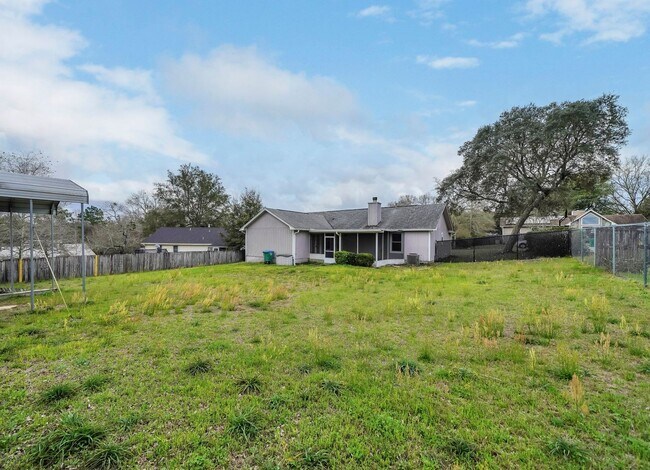 Building Photo - AVAILABLE 11/10... 3/2 with LARGE backyard!!