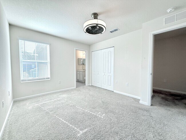 Building Photo - Newer Townhome in Ideal Location