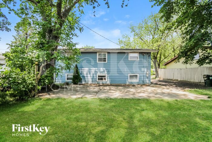 Building Photo - 905 Garfield Dr