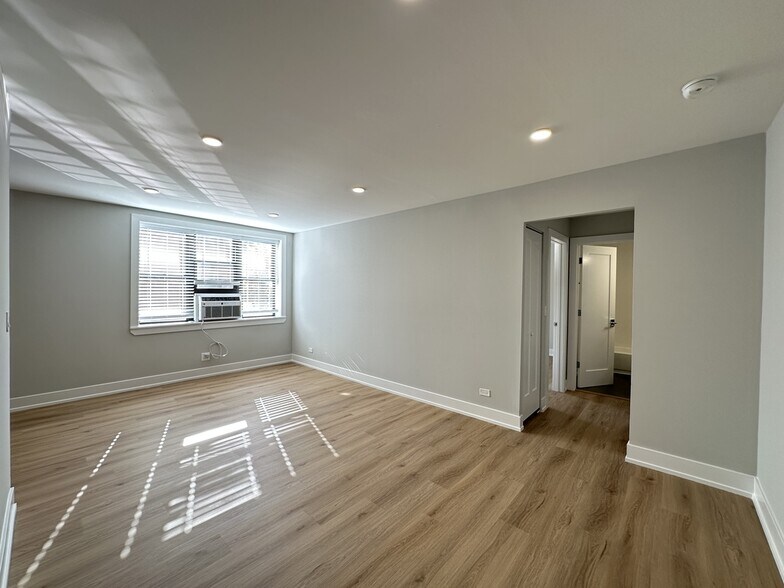 Building Photo - 535 W Aldine Ave