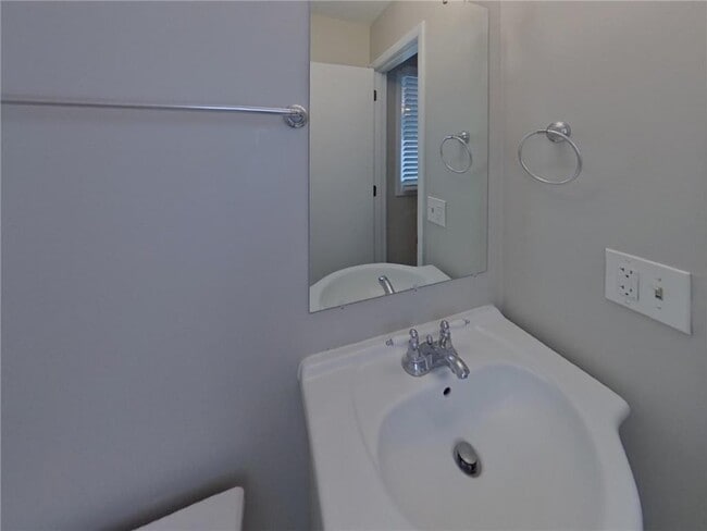 Building Photo - 13101 Thomas Ave