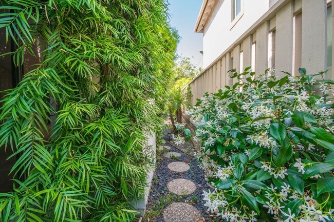 Building Photo - Beautiful Single Level Home with Great Nat...