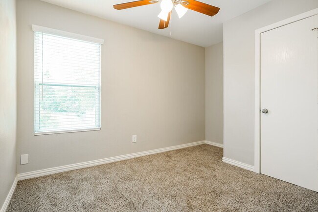 Building Photo - 513 N Wood St