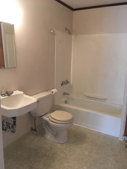 View of bathroom. - 16 Obrien Ave