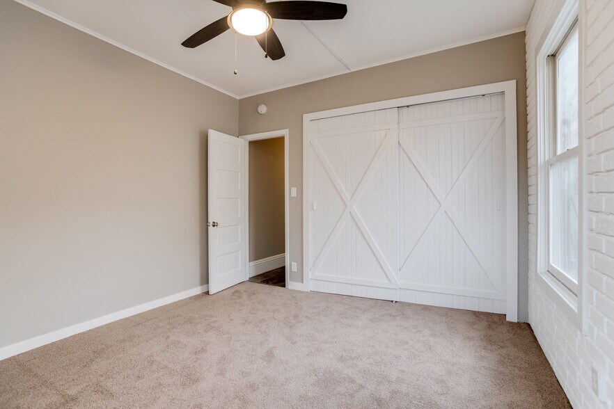 Building Photo - 2909 Knox Ave S