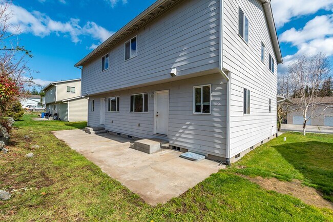 Building Photo - 1245-1431 NW Falls Creek Lp
