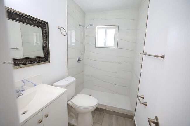 Building Photo - 16117 NE 19th Ct