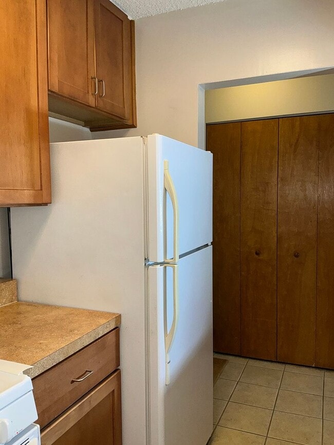 Building Photo - Renovated 1 BR, 1 BA, kitchen w/new appliances,