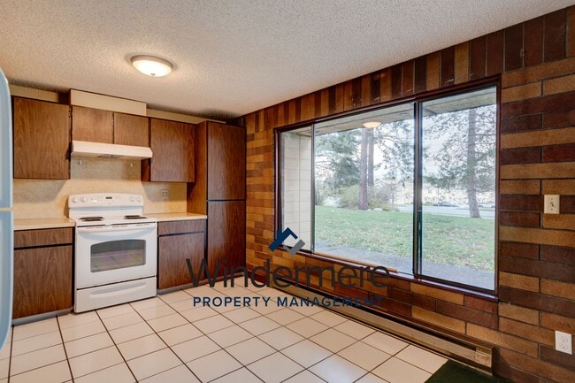 Building Photo - Windermere PM: 2 bedroom/2 bath condo