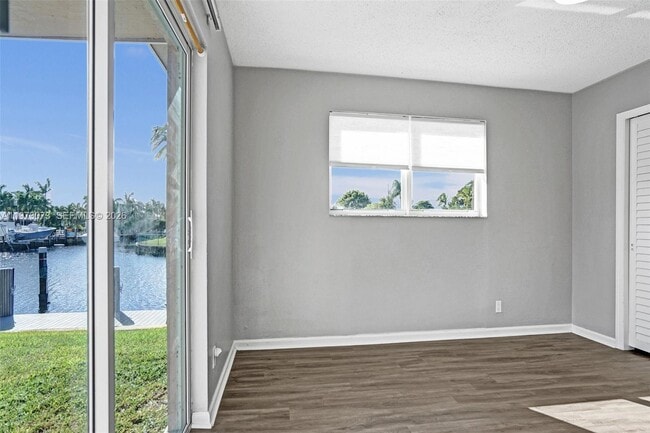 Building Photo - 949 SE 10th Ct