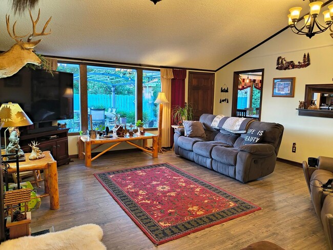 Building Photo - Spacious 4 bed, 2.5 bath with HEATED POOL ...