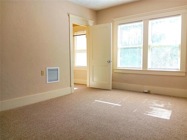Building Photo - 830 37th Ave S