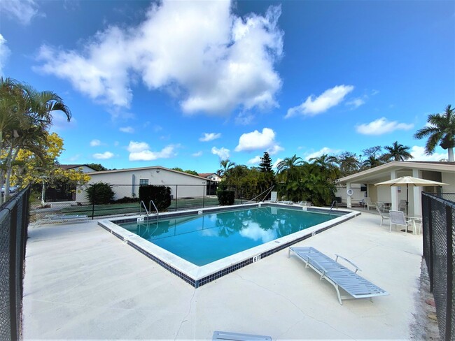 Building Photo - ** TREETOPS OF NAPLES ** 1 BED / 1 BATH **...