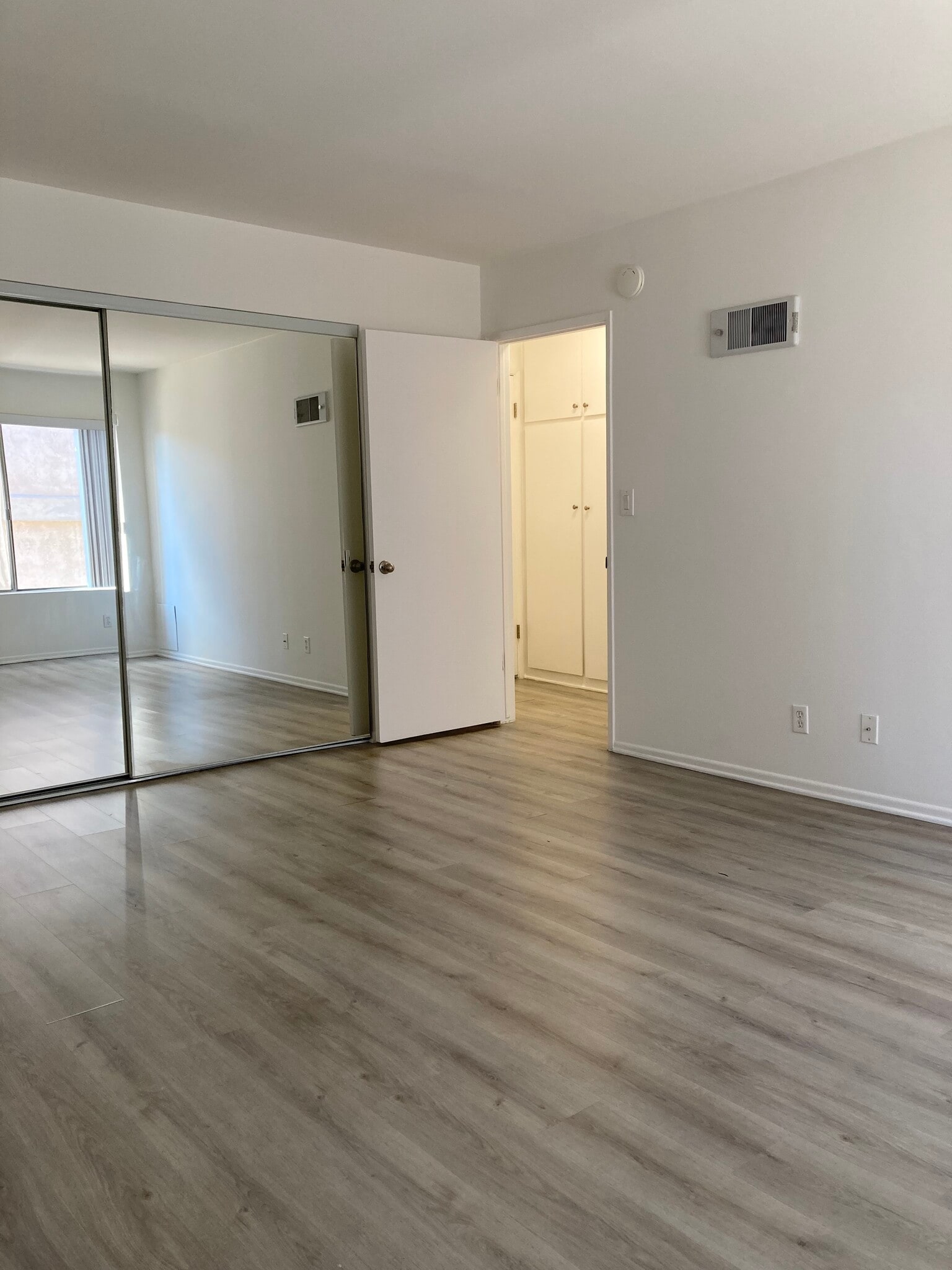 Bright, spacious bedroom - 1236 Amherst Ave