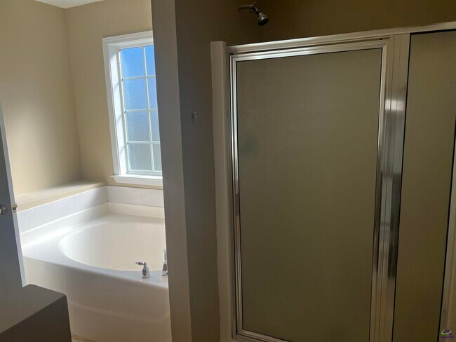 Building Photo - 202 Chasen Ct