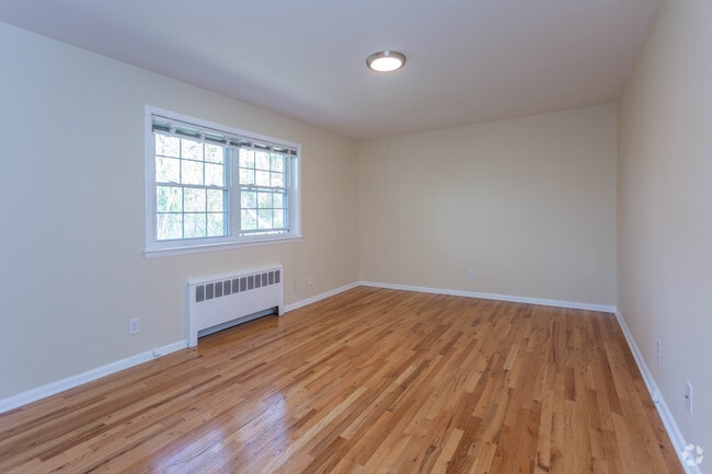 1BR,1BA, -850SF (upgraded) Bedroom - 451 Main St