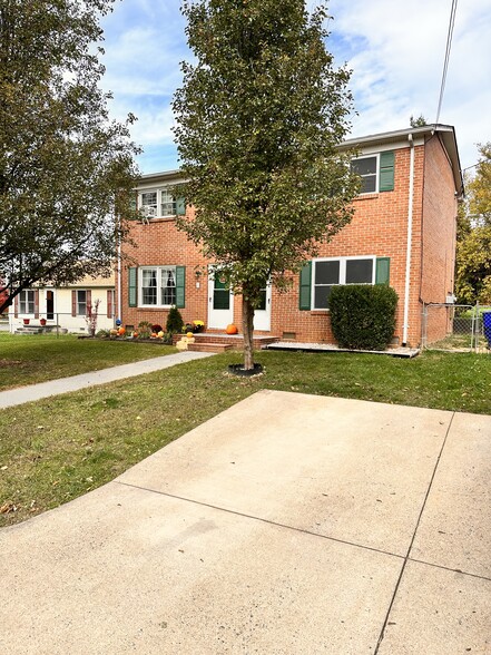 Building Photo - 615 Viscose Ave