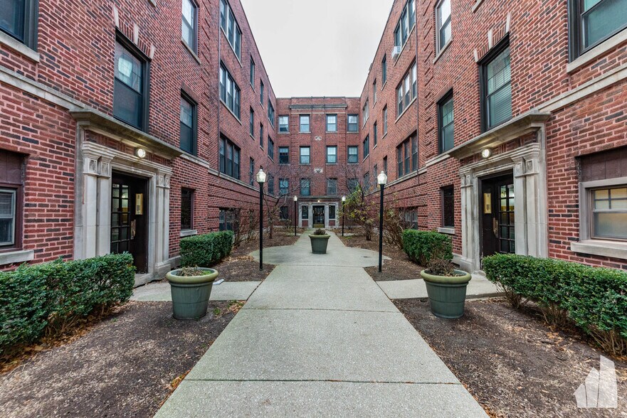 Building Photo - 3721 N Sheffield Ave