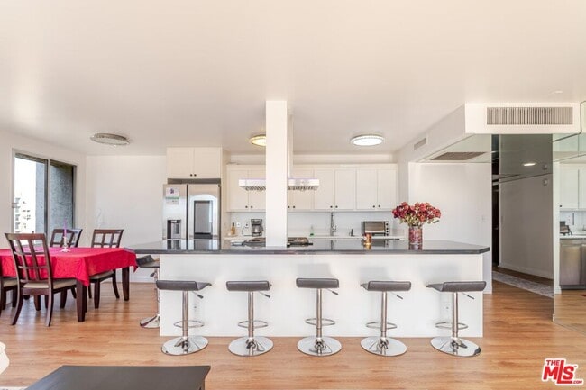 Building Photo - 800 W 1st St