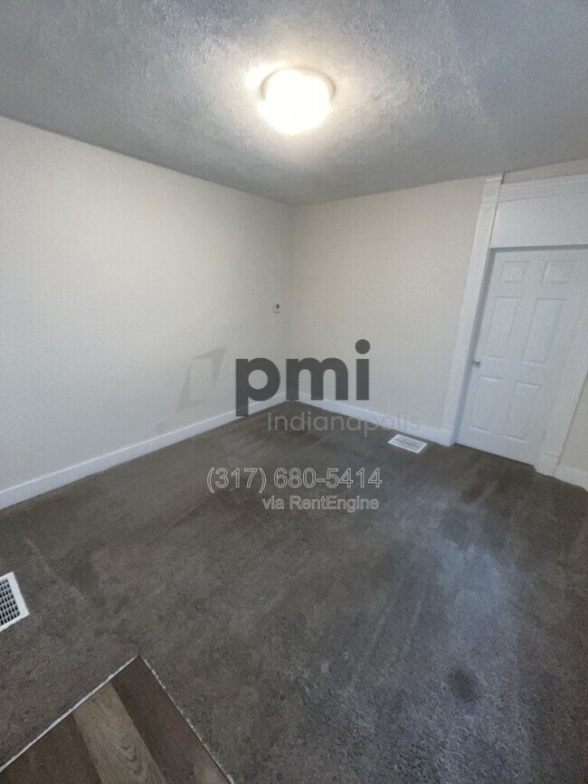 Building Photo - 2422 E Adams St