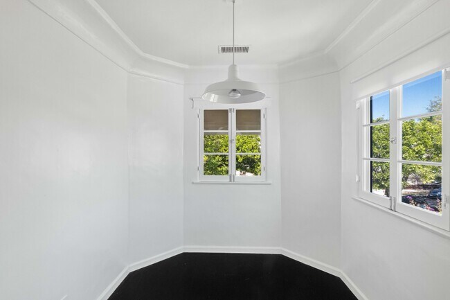 Building Photo - 1516 S Crest Dr