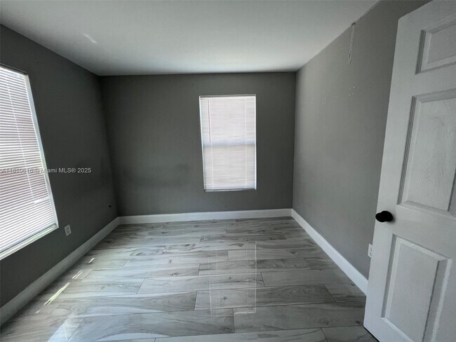 Building Photo - 829 S L St