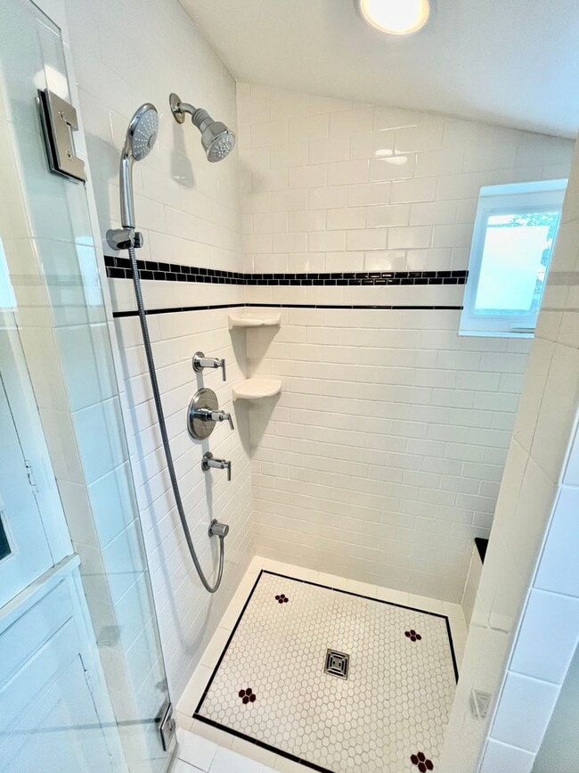 Building Photo - Well Maintained- 3 bed 2 bath Home - Piedm...