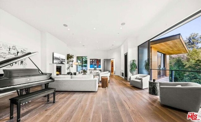 Building Photo - 727 N Beverly Glen Blvd