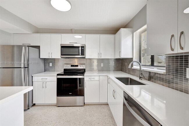 Building Photo - 2190 NE 51st Ct