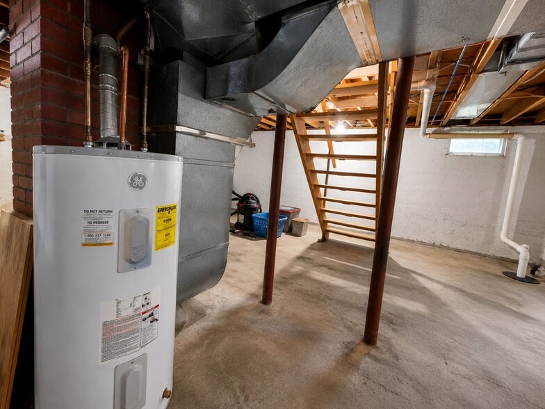 Building Photo - 35 Sumac St