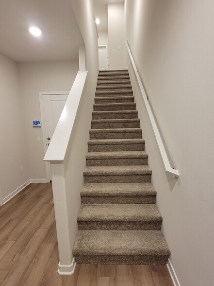 Building Photo - 9531 Hannah Way